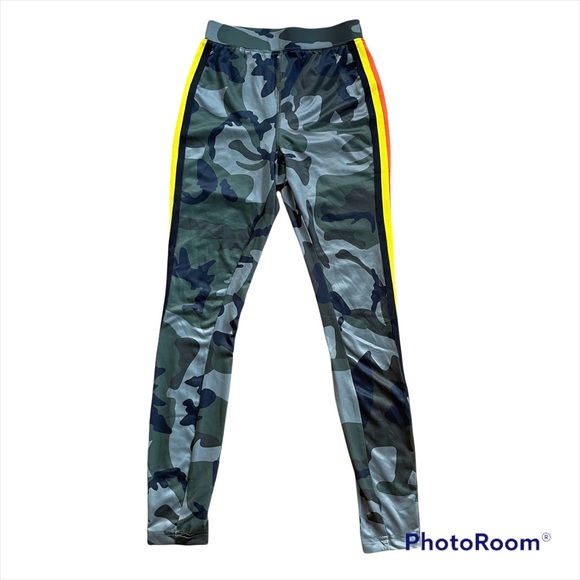 Pam and Gela Juicy Athletic Leggings Camo with Color Stripes on sides - Picture 6 of 11